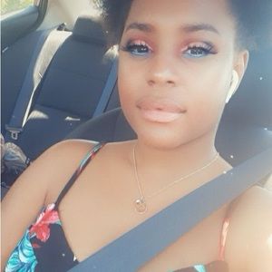 Meet your Posher, Lytia